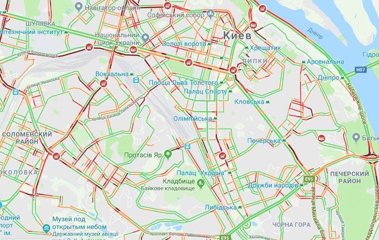 Все подъезды к центру красные от пробок