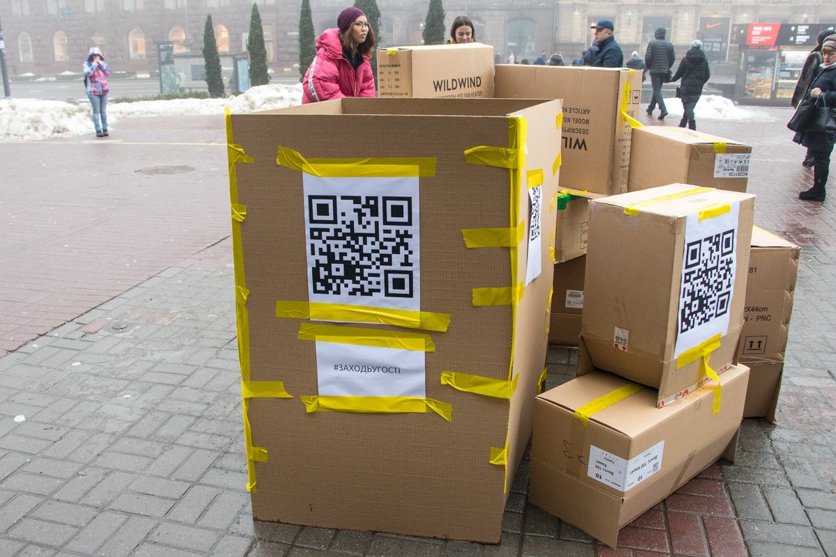 Активисты установили на Крещатике инсталляцию из коробок, чтобы привлечь внимание общественности к проблеме доступного жилья