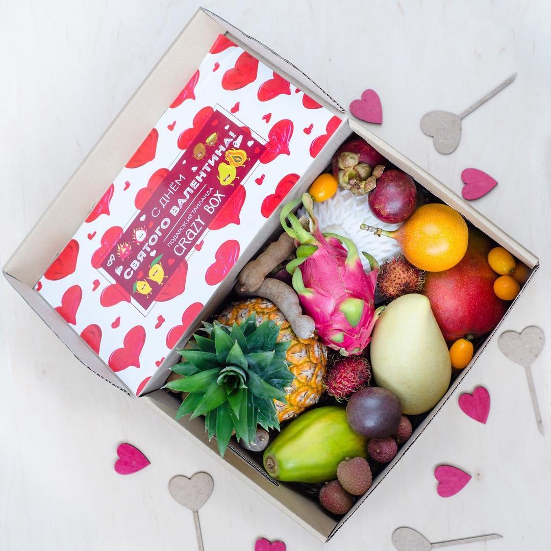 Если ваша девушка следит за фигурой, подарите ей коробочку экзотических фруктов - это и вкусно, и полезно. Instagram: @crazybox.com.ua и @frukty_na_dom_kiev