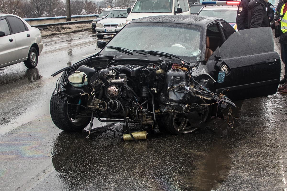 Запчасти от автомобиля раскидало на встречную полосу
