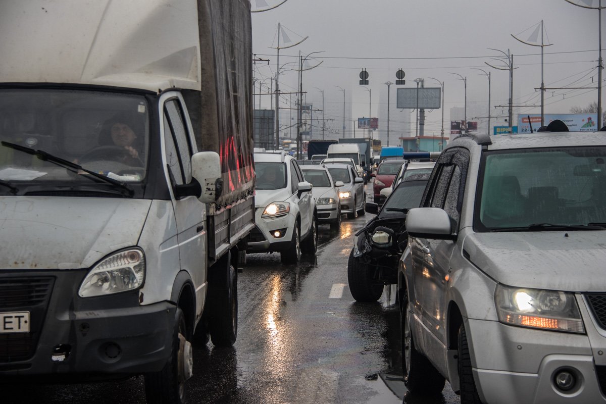 Авария спровоцировала огромную пробку на Северном мосту