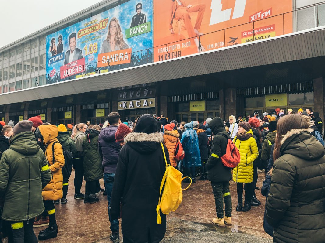 Молодежь обклеила себе желтым скотчем ноги, головы, сумки