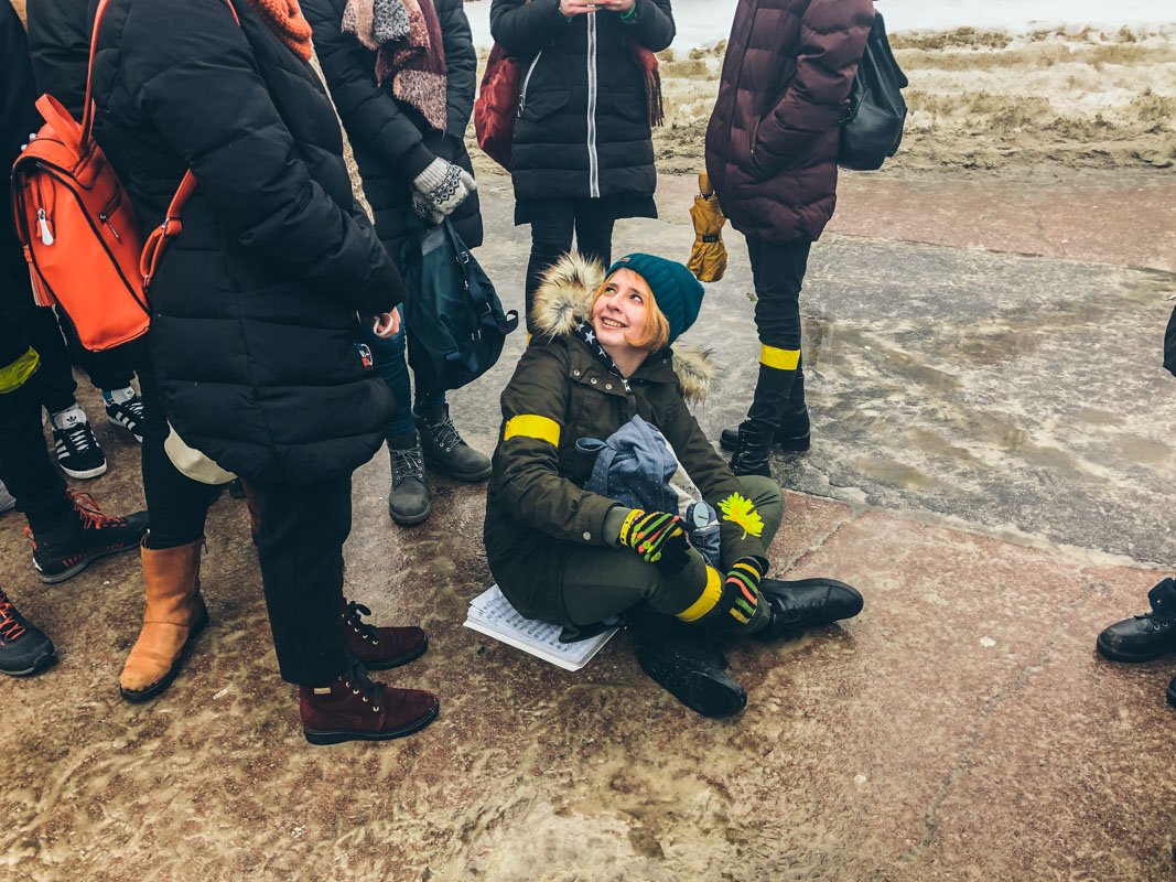 - Больше 10 часов в очереди? - Вызов принят!