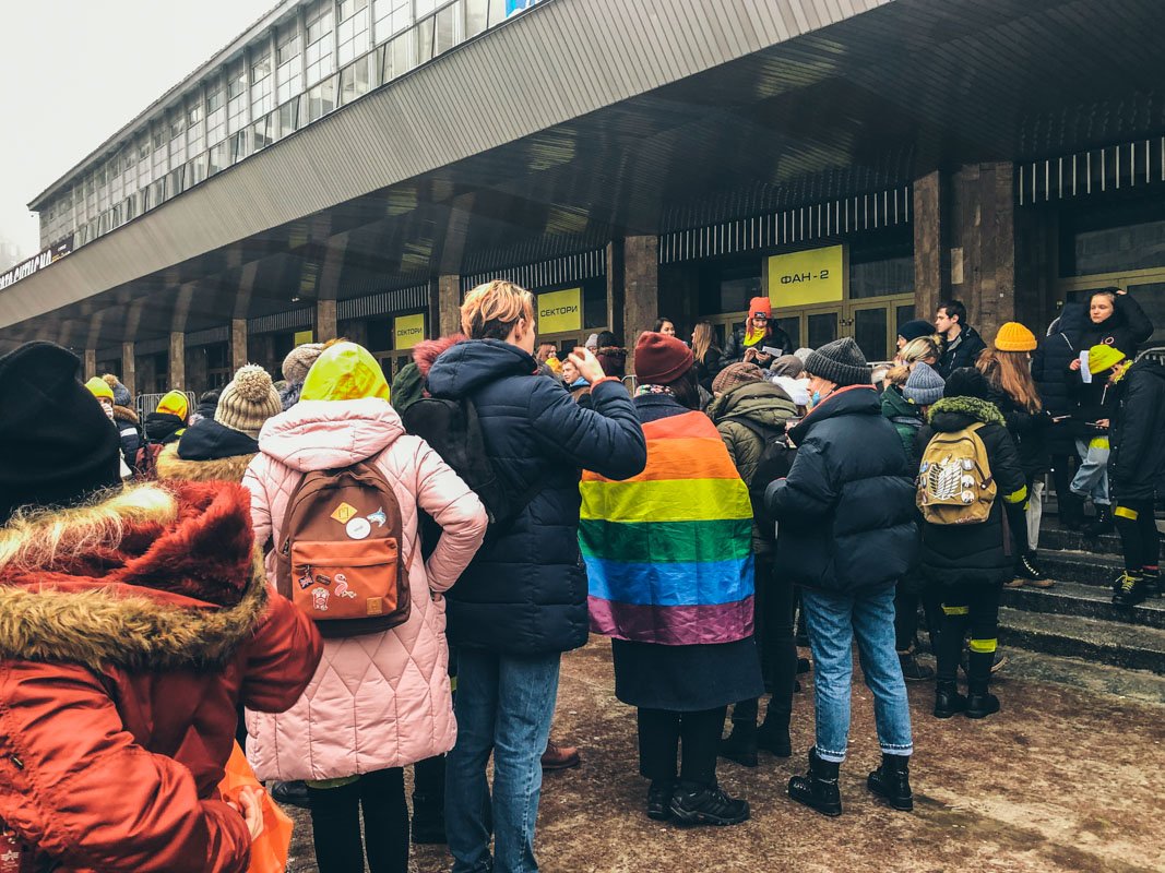 Ребята с ярким скотчем - преданные фанаты группы Twenty One Pilots