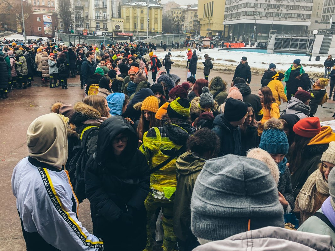 Очередь - почти как в поликлинике - у всех ожидающих уже есть по номерку