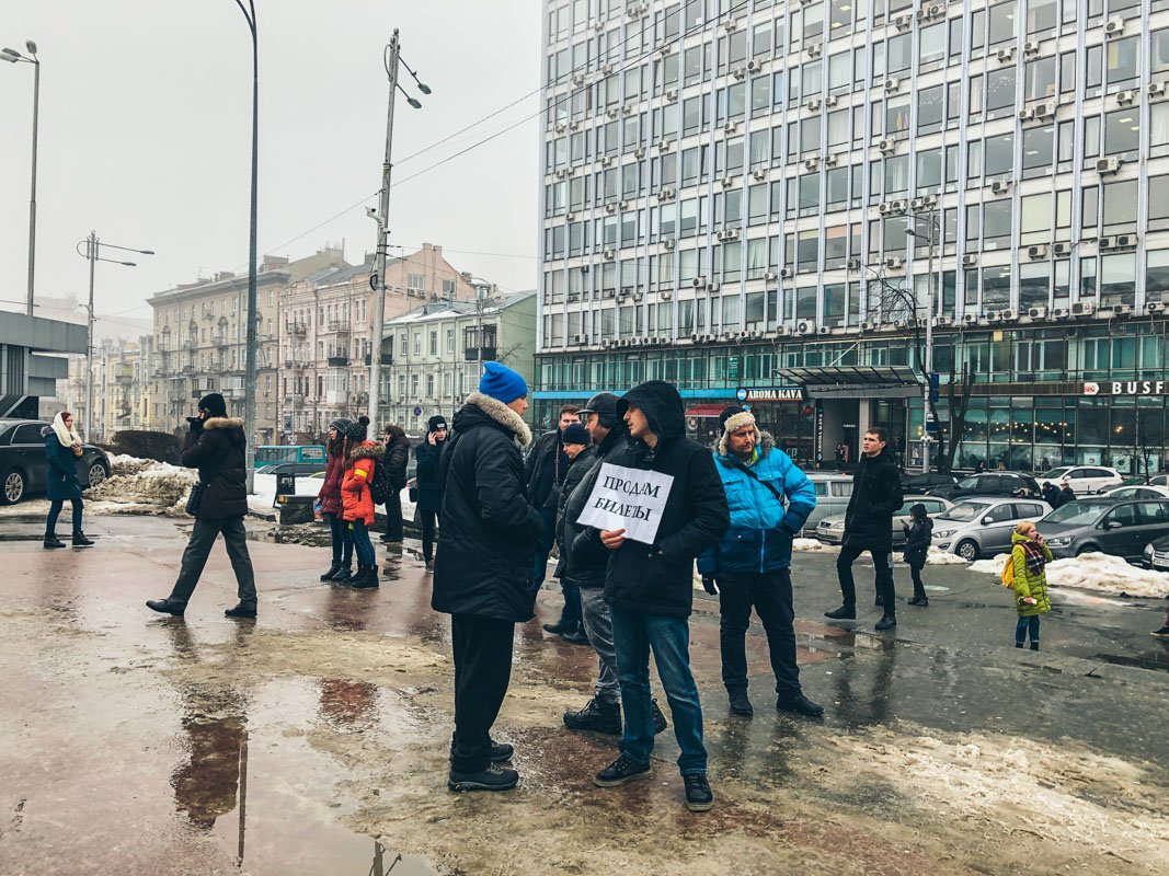 Перекупщики предлагают фанатам билеты по ценам ниже кассовых, но будьте аккуратны, они могут оказаться фальшивыми