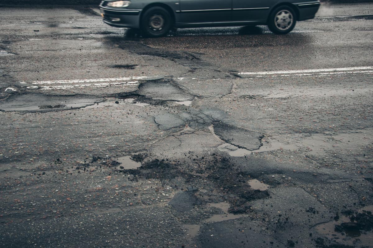 Ямы на дорогах на Шулявском путепроводе - привычное дело для жителей Киева. К сожалению... Ямы на дорогах на Шулявском путепроводе - привычное дело для жителей Киева. К сожалению...