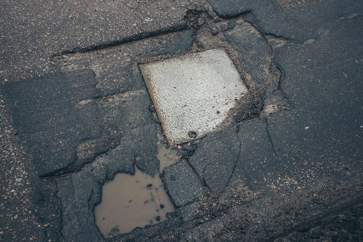 Выбоины, ямы, старый рыхлый асфальт - с каждым днем ситуация только ухудшается Выбоины, ямы, старый рыхлый асфальт - с каждым днем ситуация только ухудшается