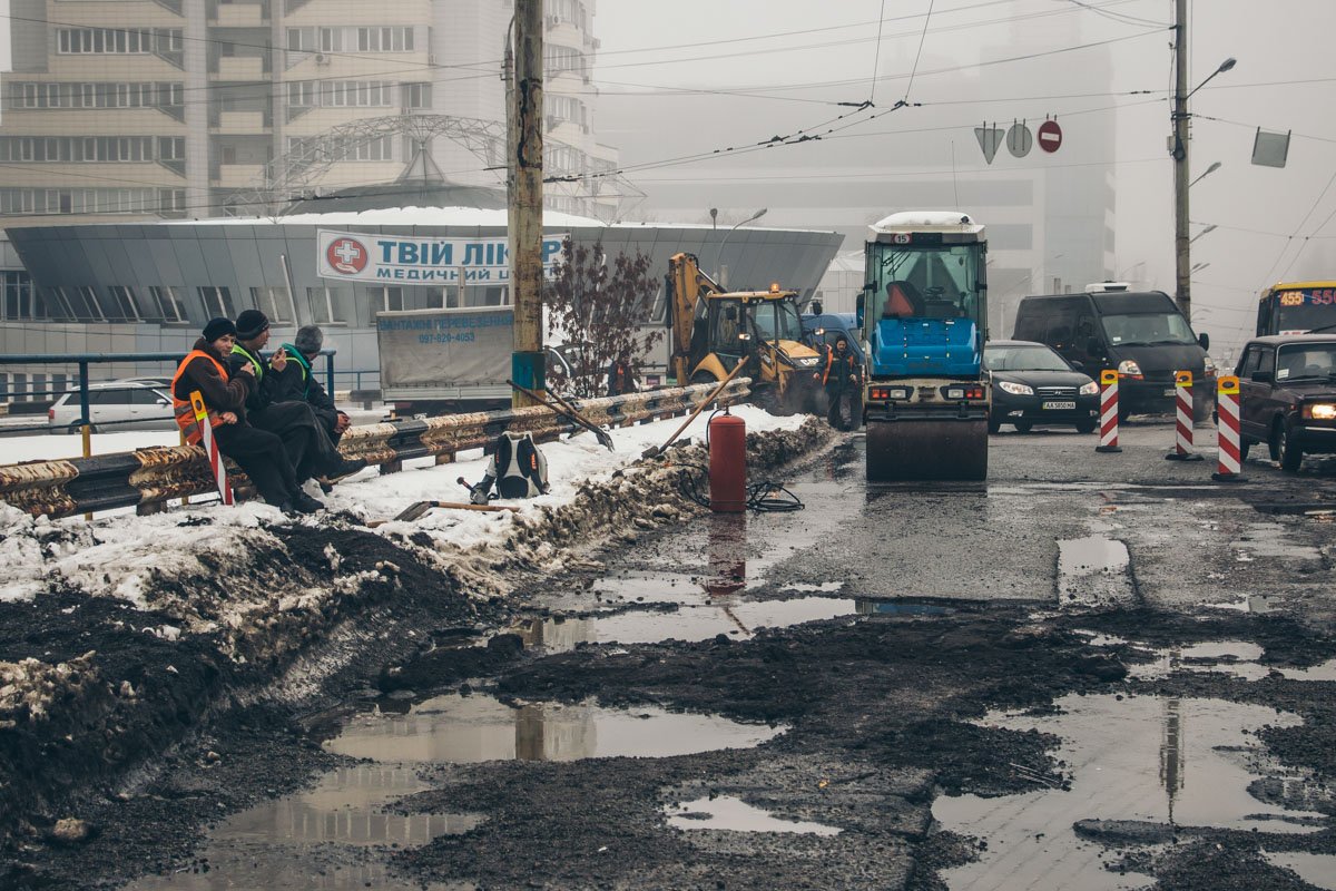 30 января коммунальные службы перекрыли одну полосу движения и приступили к ремонту 30 января коммунальные службы перекрыли одну полосу движения и приступили к ремонту