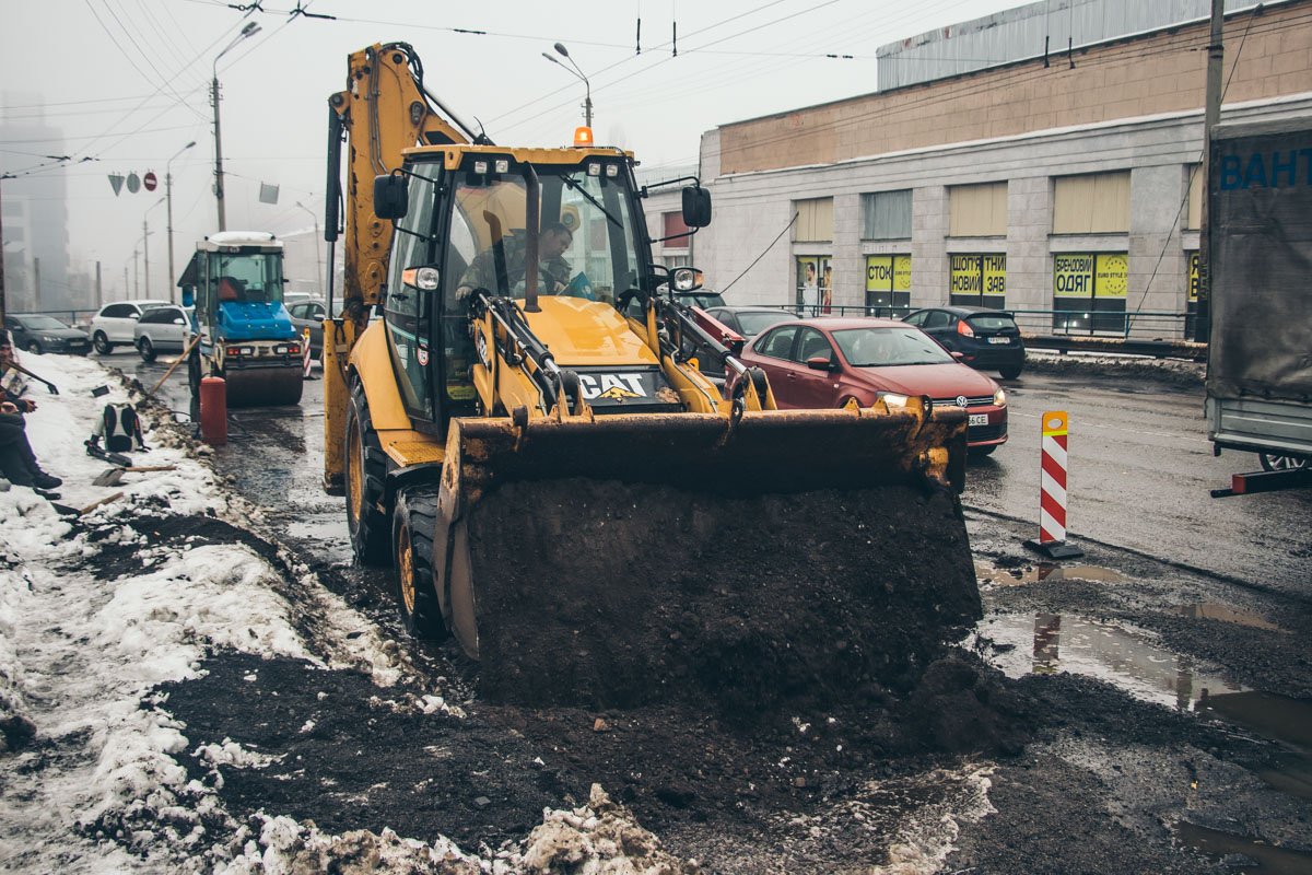 Ямы засыпали сырым асфальтов и проехались ковшом, но не укатывали Ямы засыпали сырым асфальтов и проехались ковшом, но не укатывали