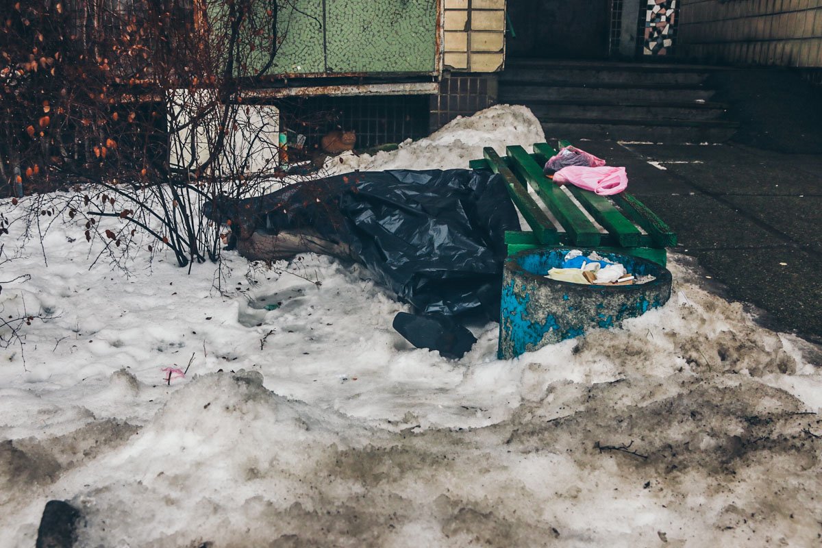 Свидетели рассказали, что мужчина шел с магазина домой, сел на лавочку, схватился за сердце и упал