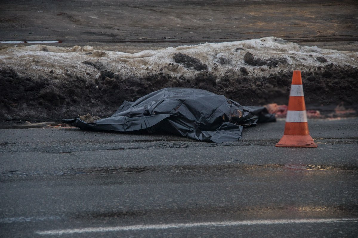 На улице Дегтяревской фура раздавила женщину