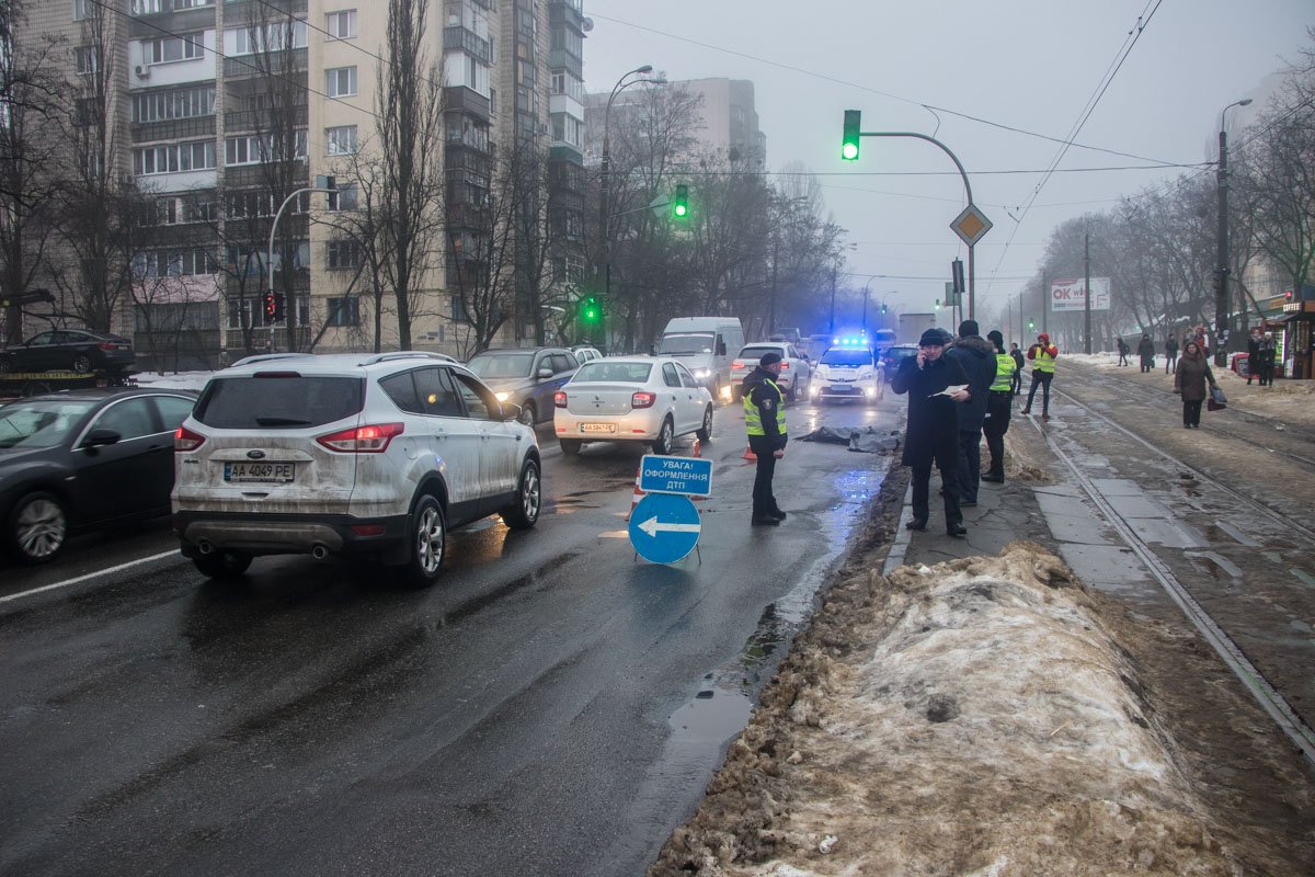 Фура DAF проехала по женщине и скрылась