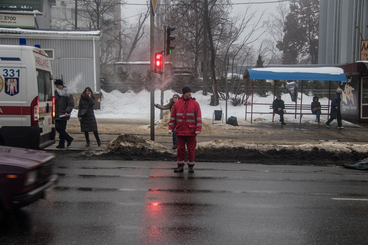 Предварительно, пострадавшая обходила сугроб вдоль дороги