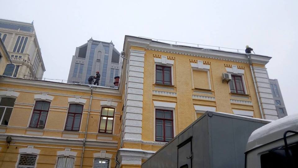 В Киеве будут штрафовать за сосульки на крышах В Киеве будут штрафовать за сосульки на крышах