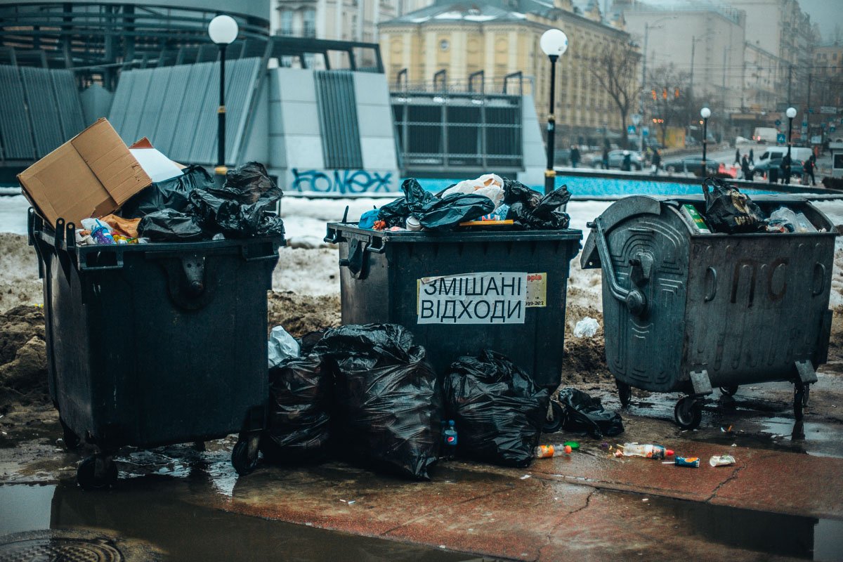 Кучи мусора - неотъемлемый атрибут любых массовых празднований