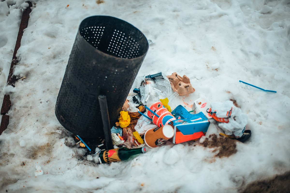 Немножко промахнулись мимо урны