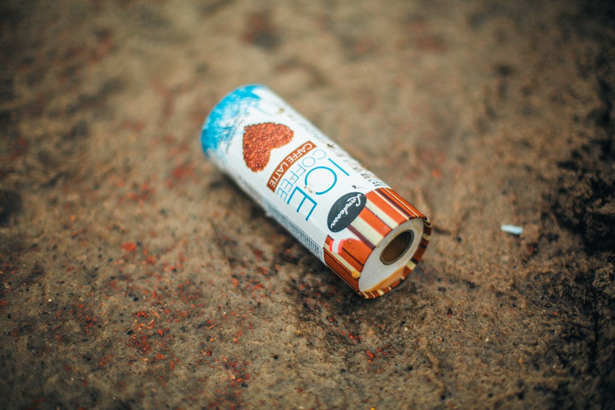 В такую погоду пить холодный кофе - сомнительное удовольствие. А еще более сомнительное - выбрасывать мусор под ноги