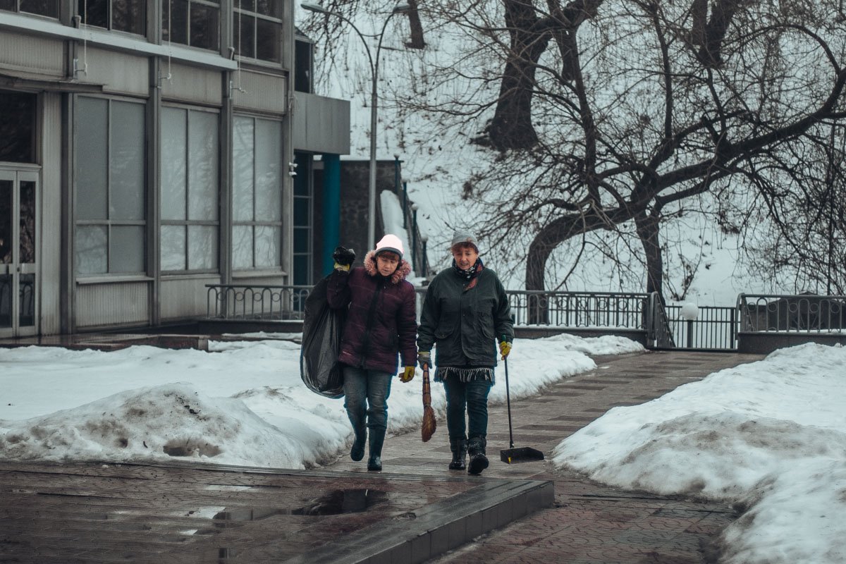 Кто-то веселился, а кто-то спешит убрать вот это вот все