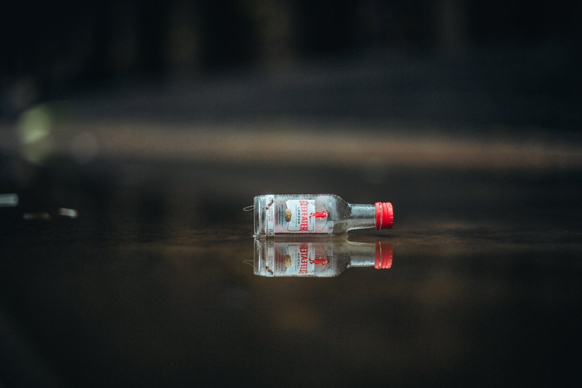 Грустная брошенная бутылочка