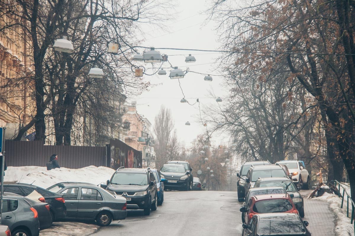 Улица Ивана Франко кишит припаркованными автомобилями