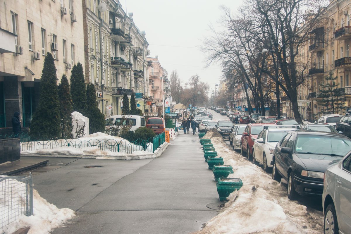 Вместо вазонов здесь хотят установить оградительные столбики