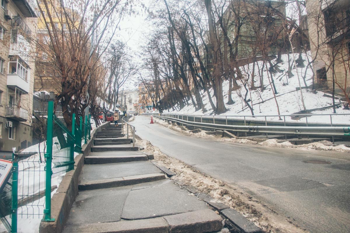 Спуск с Ярославого вала находится в плохом состоянии