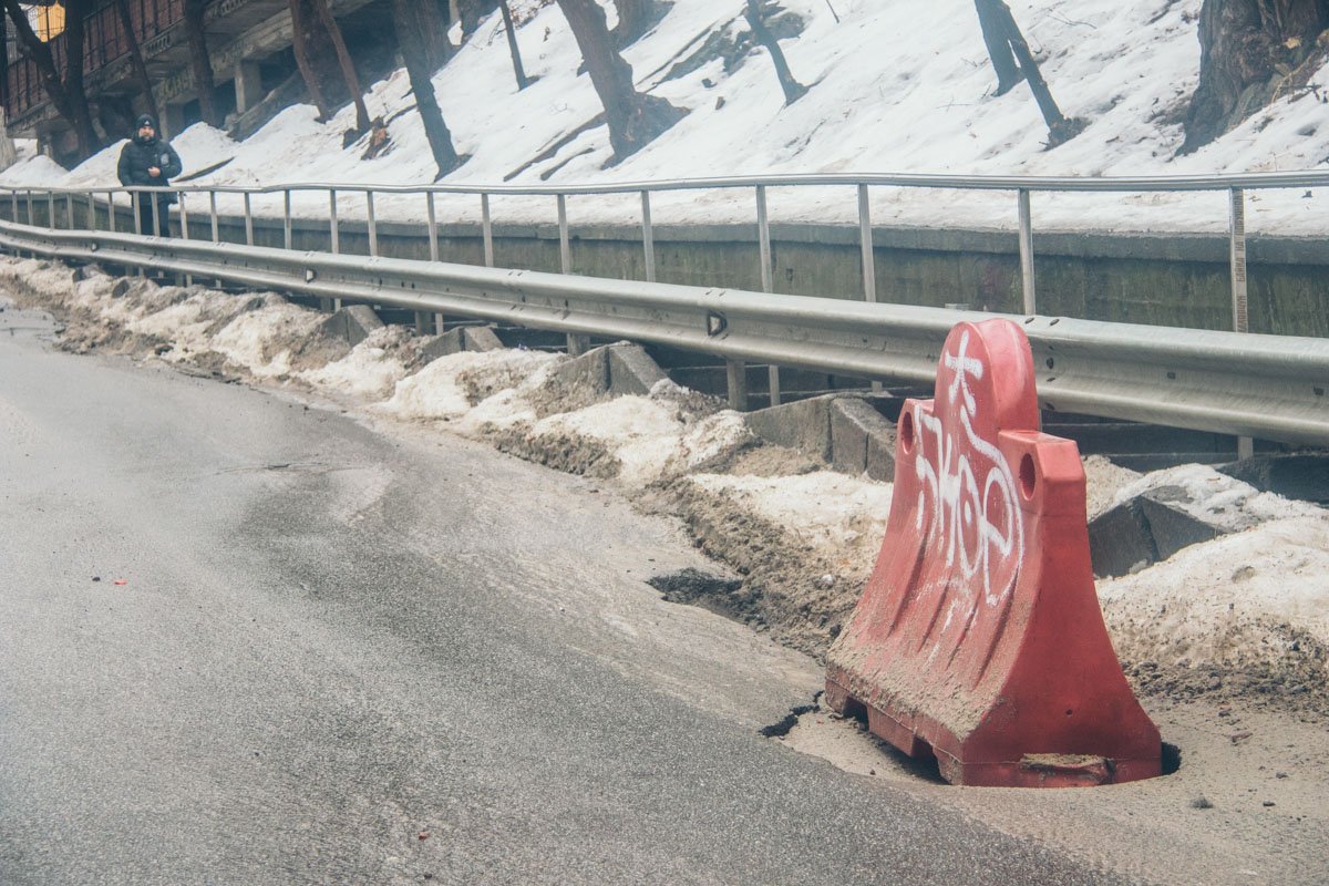 У края дороги асфальт сходит вместе со снегом