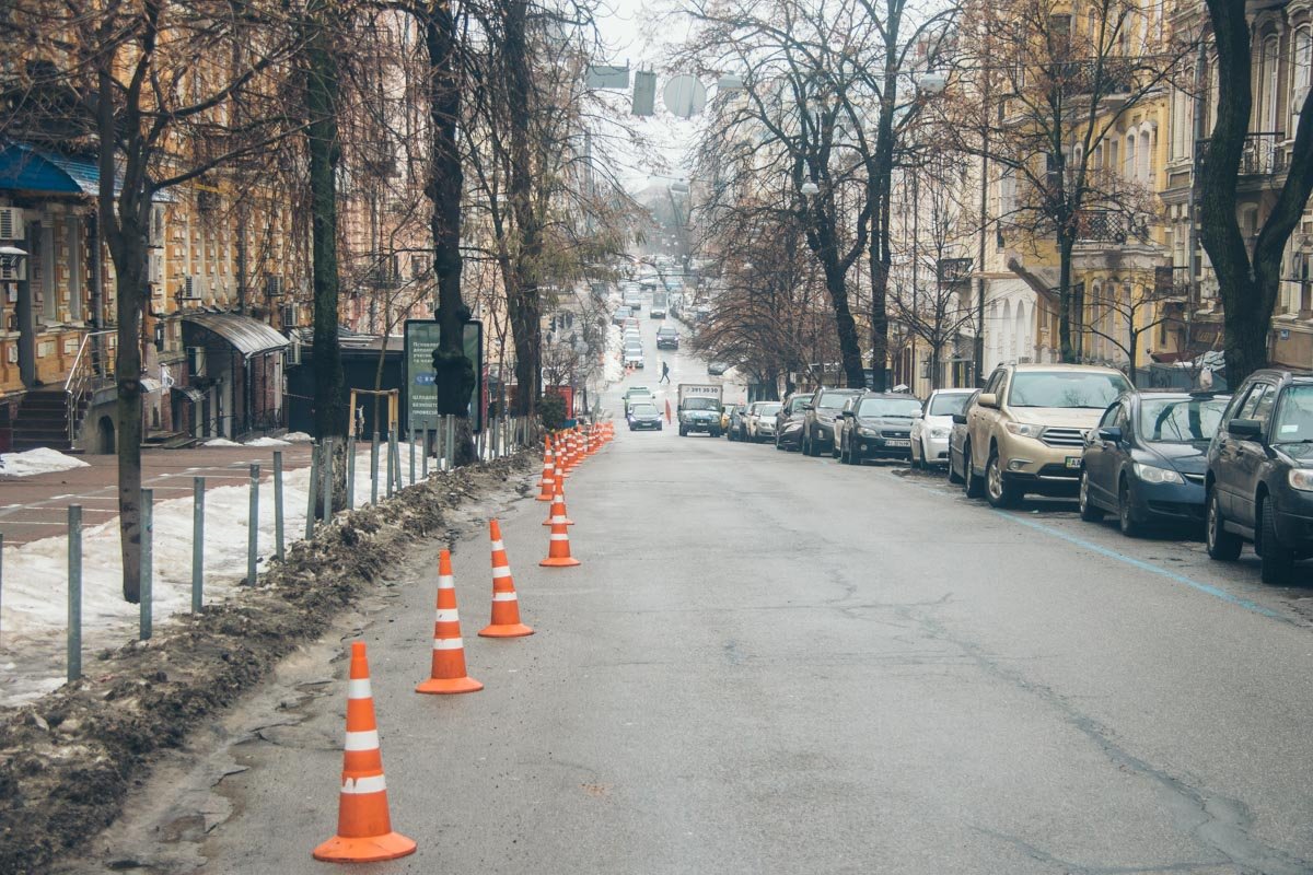 Оградительные столбики спасают пешеходов от наглых автолюбителей, но вряд ли обеспечат безопасность