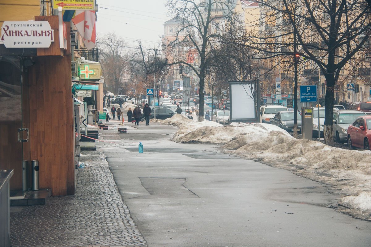 Часть плитки укатали в асфальт