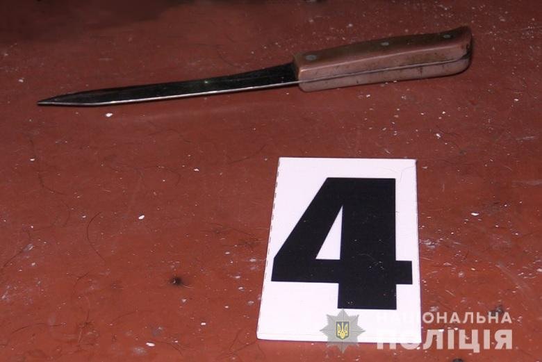 Пожилой мужчина резко схватил нож и ударил ним зятя, а потом начал звать на помощь