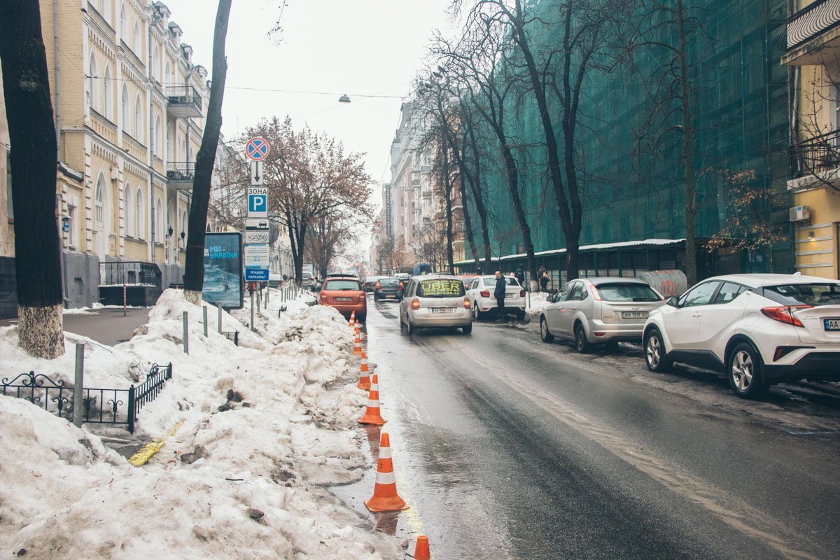 Реклама даже на машинах:)