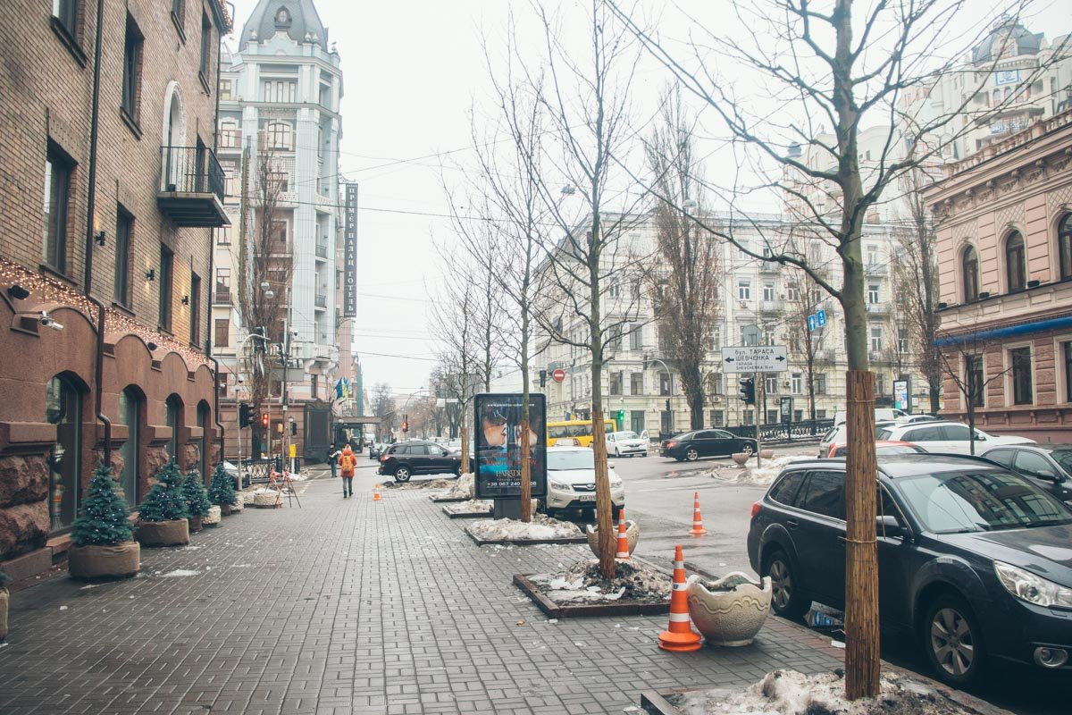 Рекламные объявления как-то не вписываются в общую картину