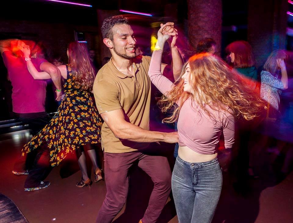 Танцы - это то, чем стоит закончить свои яркие выходные!