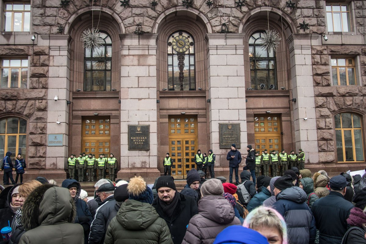 Собравшиеся под стенами КГГА люди ждут решения, которое должно быть принято на заседании Собравшиеся под стенами КГГА люди ждут решения, которое должно быть принято на заседании