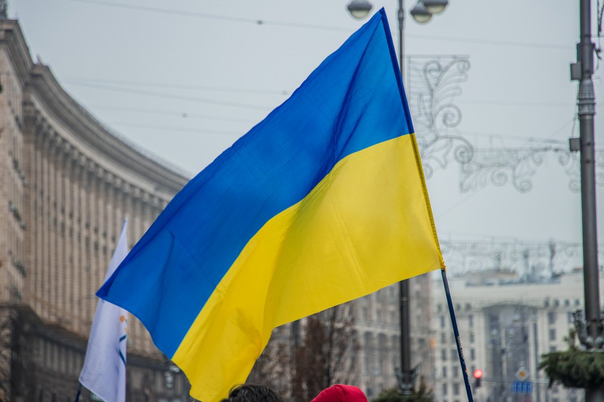 А пока митингующих, полицейских и случайных прохожих развлекает небольшой духовой оркестр А пока митингующих, полицейских и случайных прохожих развлекает небольшой духовой оркестр