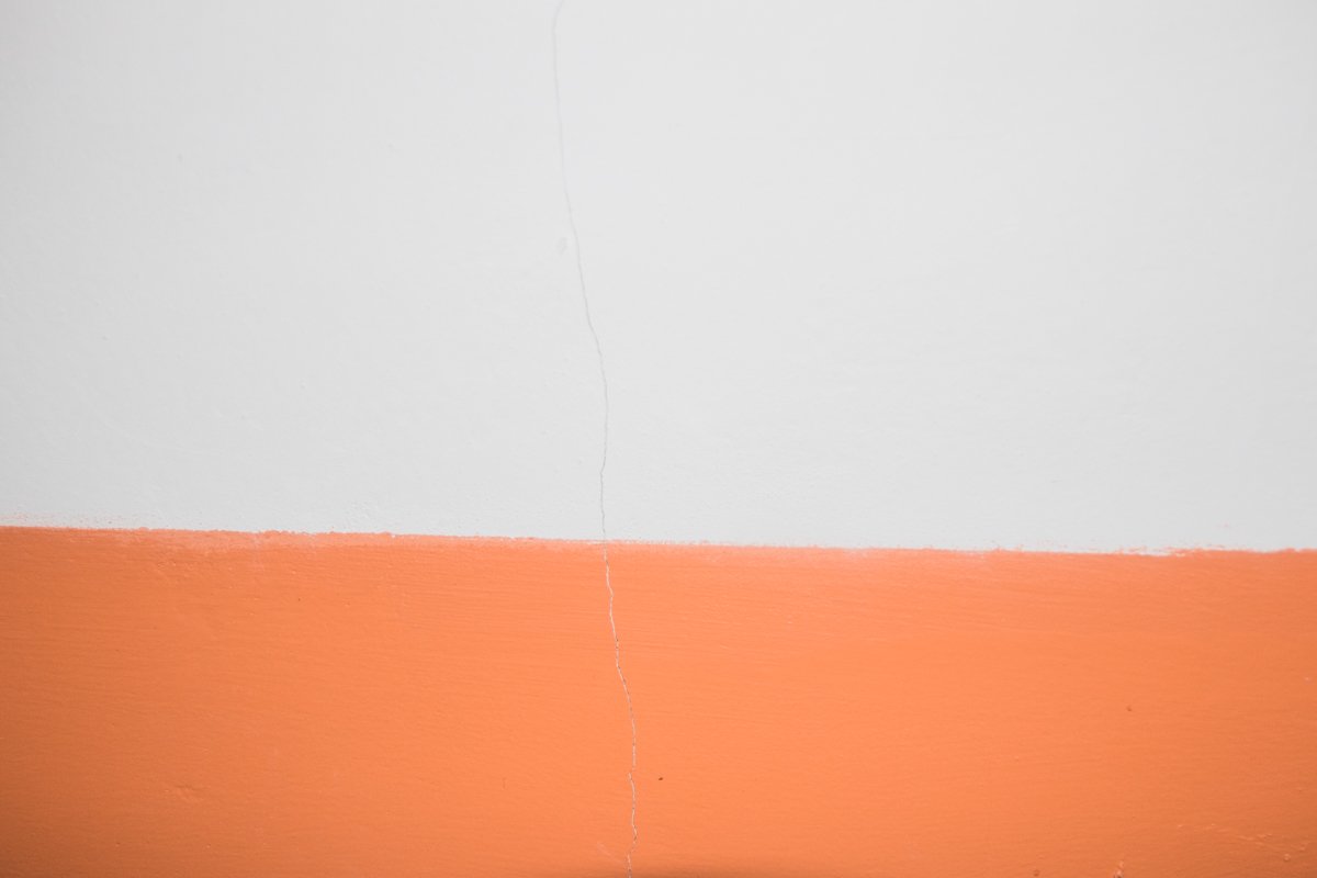 По дому пошли трещины. Пока, правда, весьма незначительные