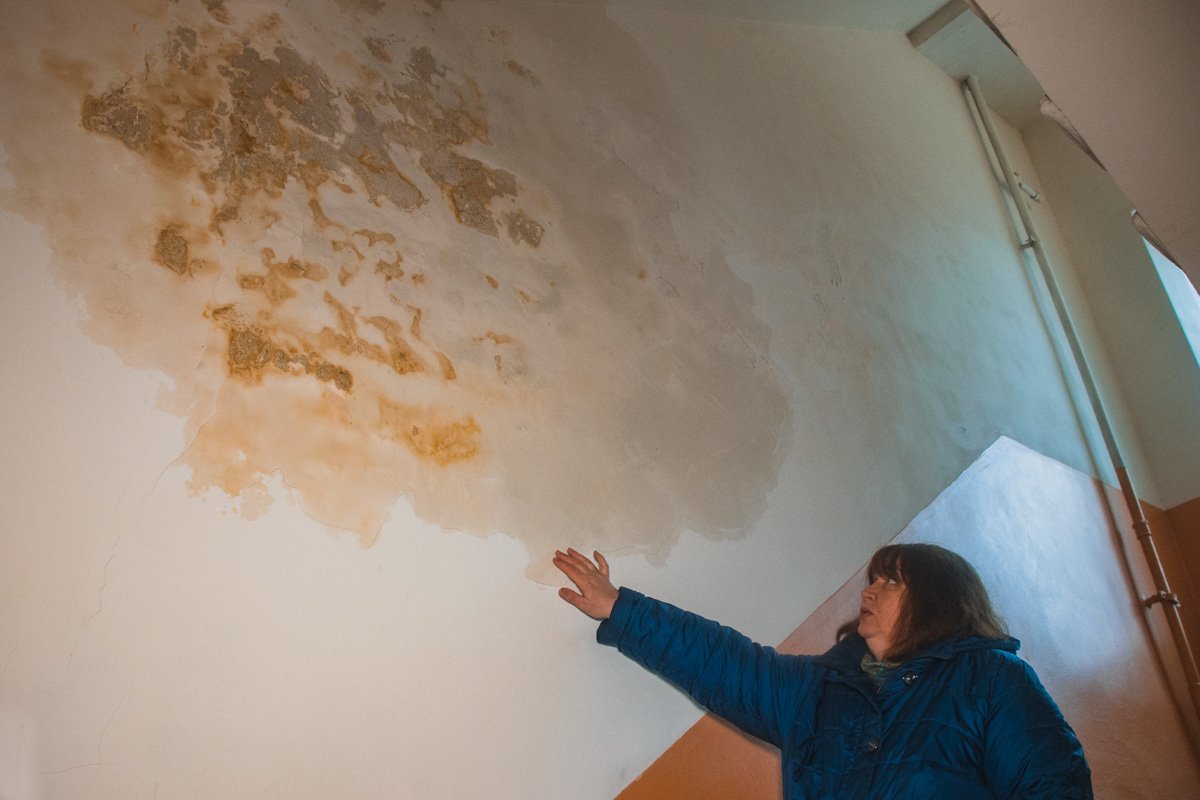 Также в доме стало прорывать трубы. На стенах появились такие потеки