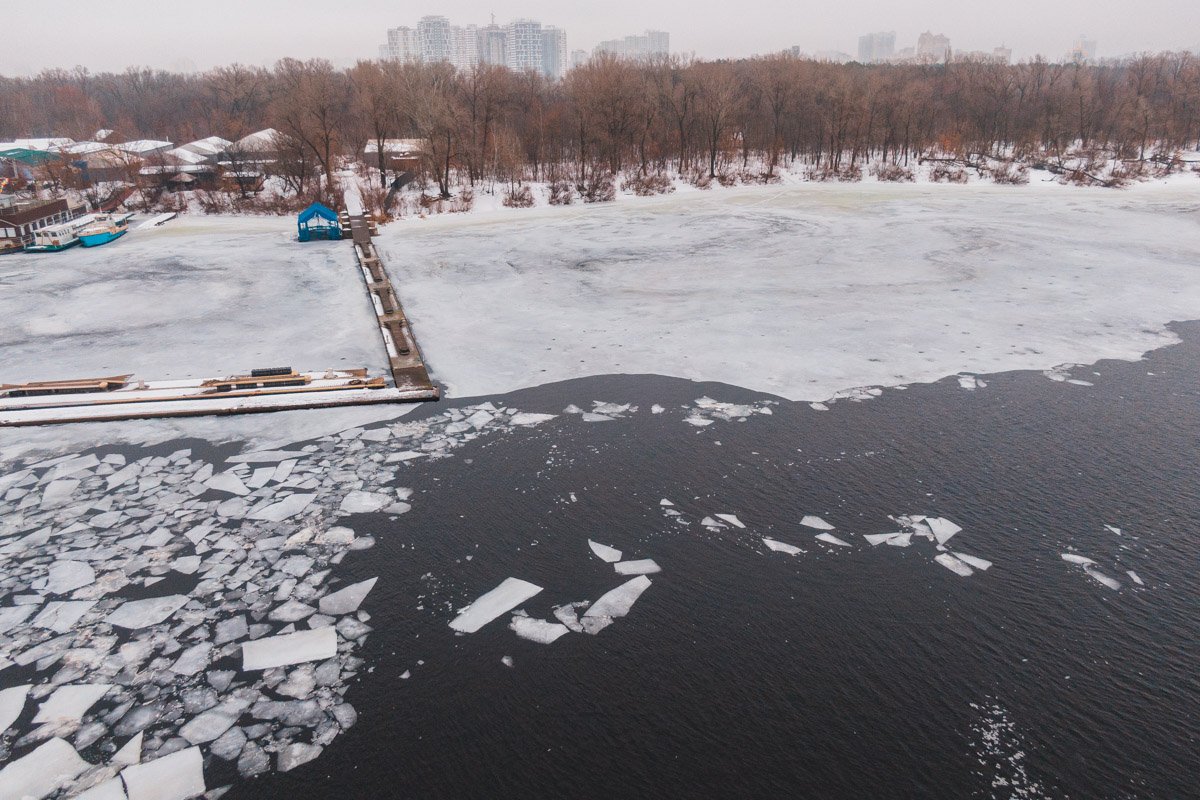 На территории Гидропарка мужчина провалился под лед