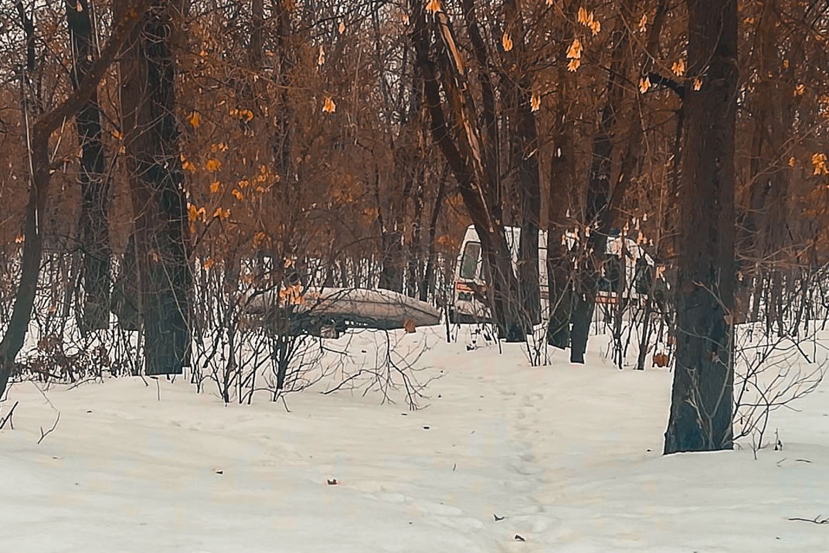 Спасатели вытащили на берег рыбака и патрульных с помощью лодки