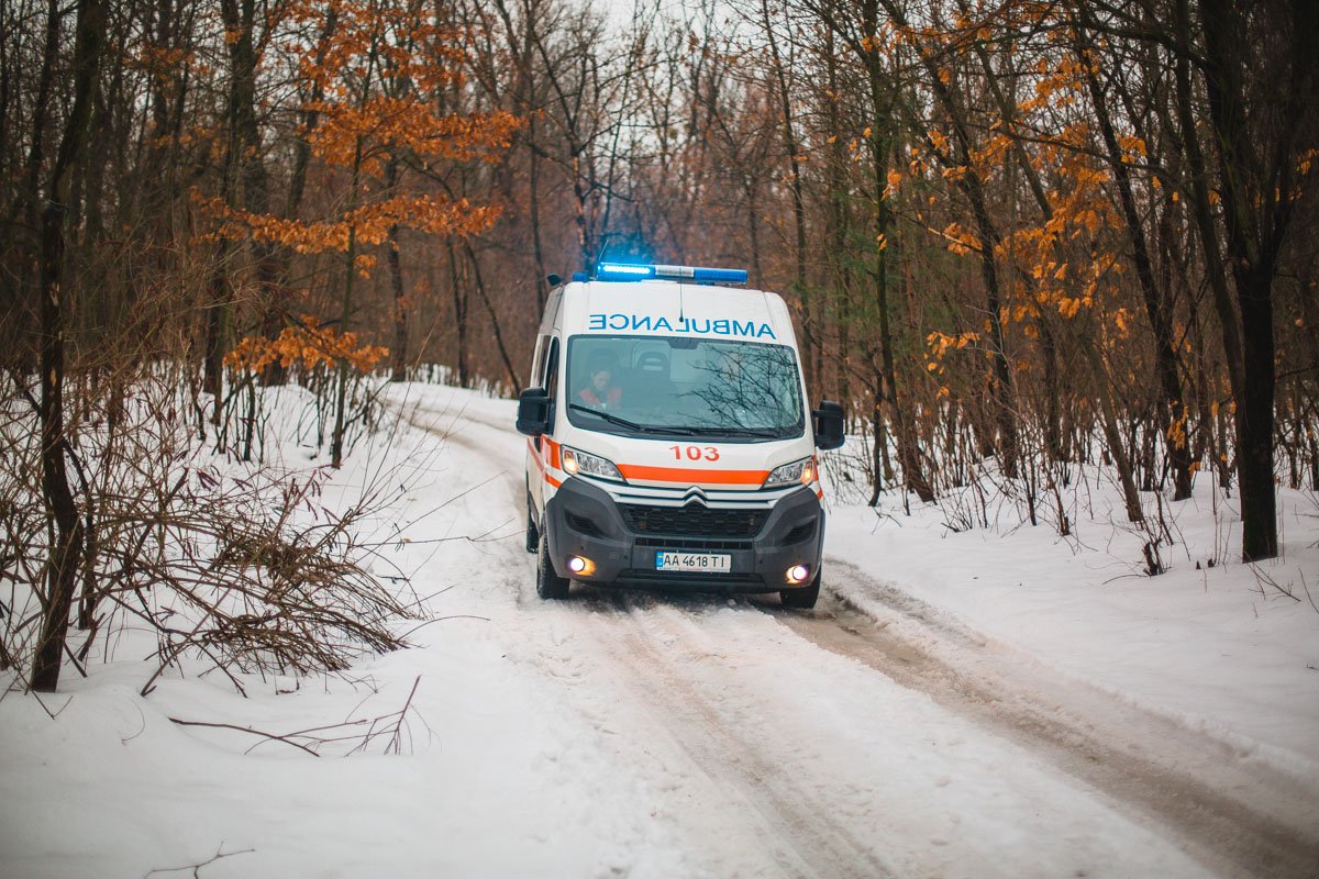Пожилого мужчину забрала скорая помощь