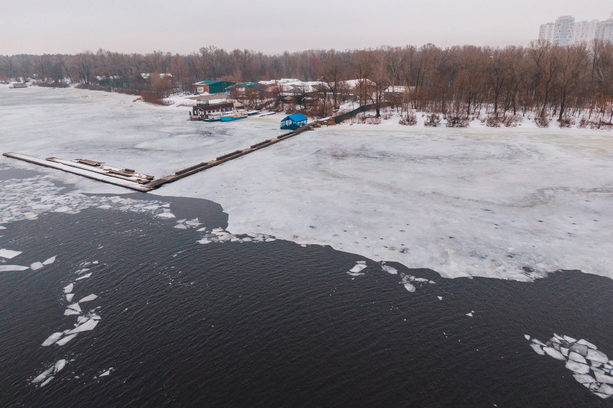 Полицейские отогревались на территории вертолетной площадки
