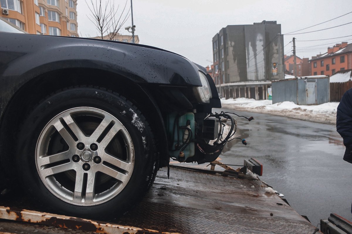 Chrysler 300 отъехал от дома, когда его владельцу стало плохо Chrysler 300 отъехал от дома, когда его владельцу стало плохо