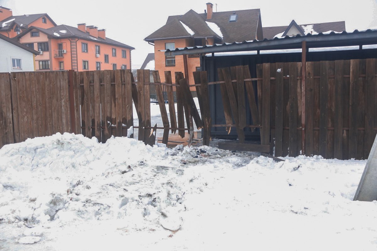 Он задел припаркованный Daewoo Lanos и врезался в забор Он задел припаркованный Daewoo Lanos и врезался в забор