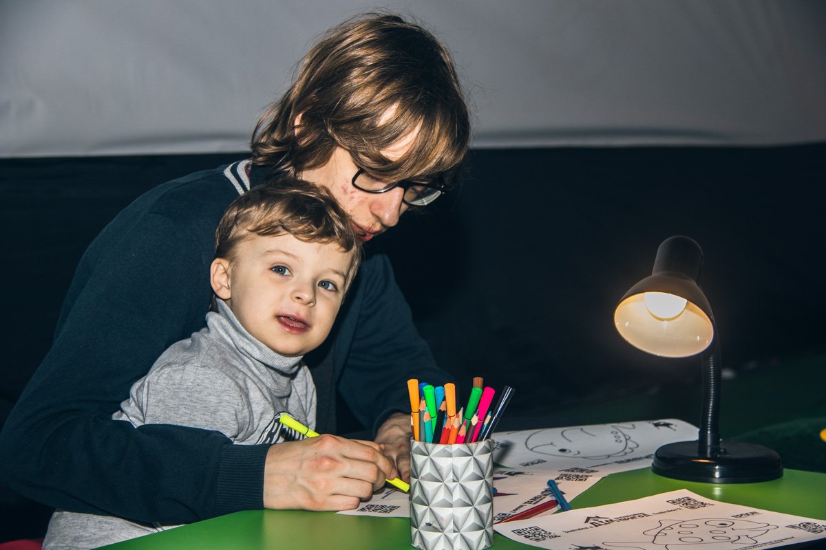 Дети в восторге от интерактивного аквариума