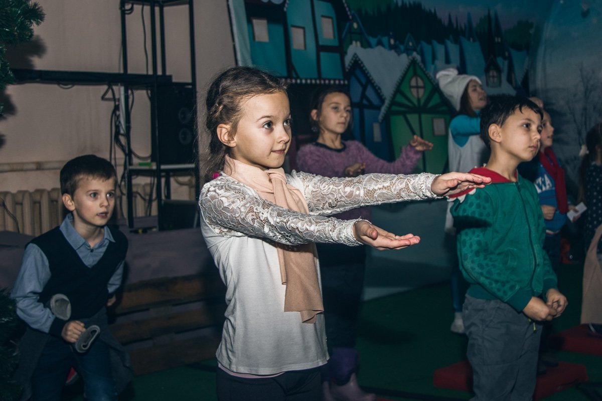 Здесь можно и потанцевать, и порисовать и выполнять веселые задания