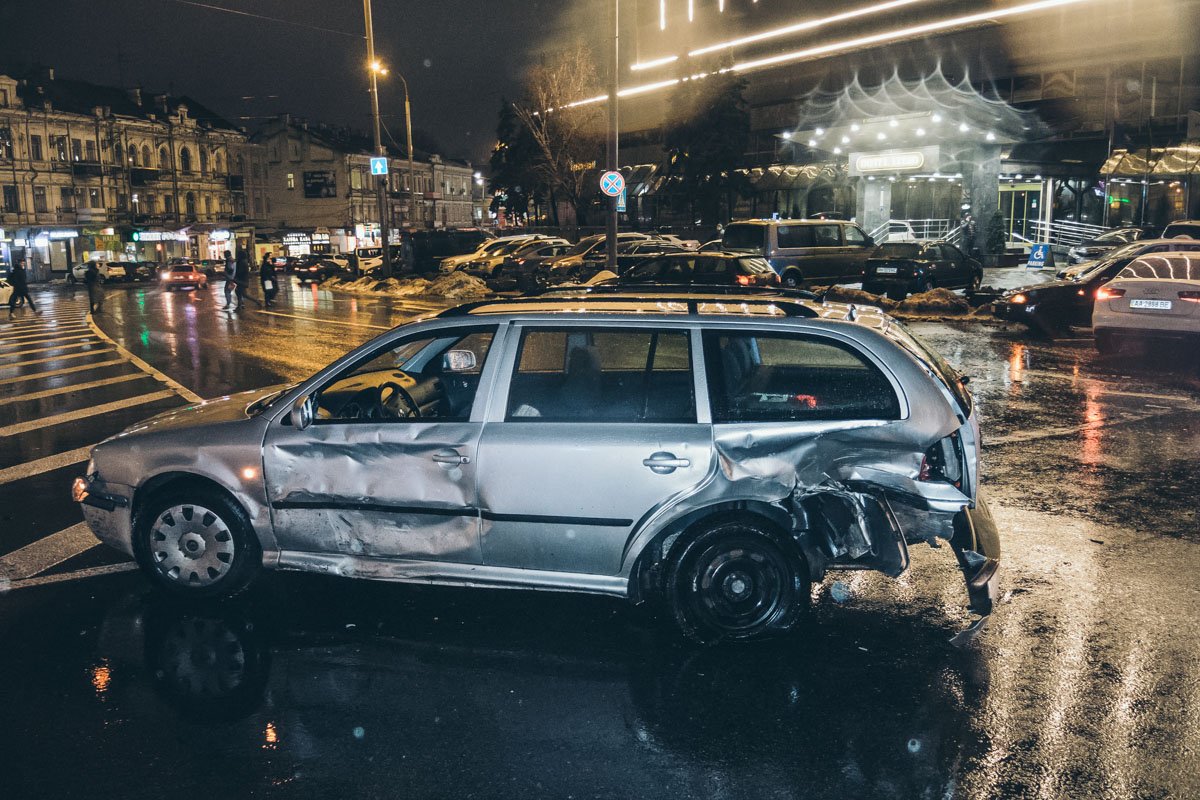 Предварительно, Audi на большой скорости двигался по улице Саксаганской, а Mazda и Skoda по Дмитриевской ему навстречу