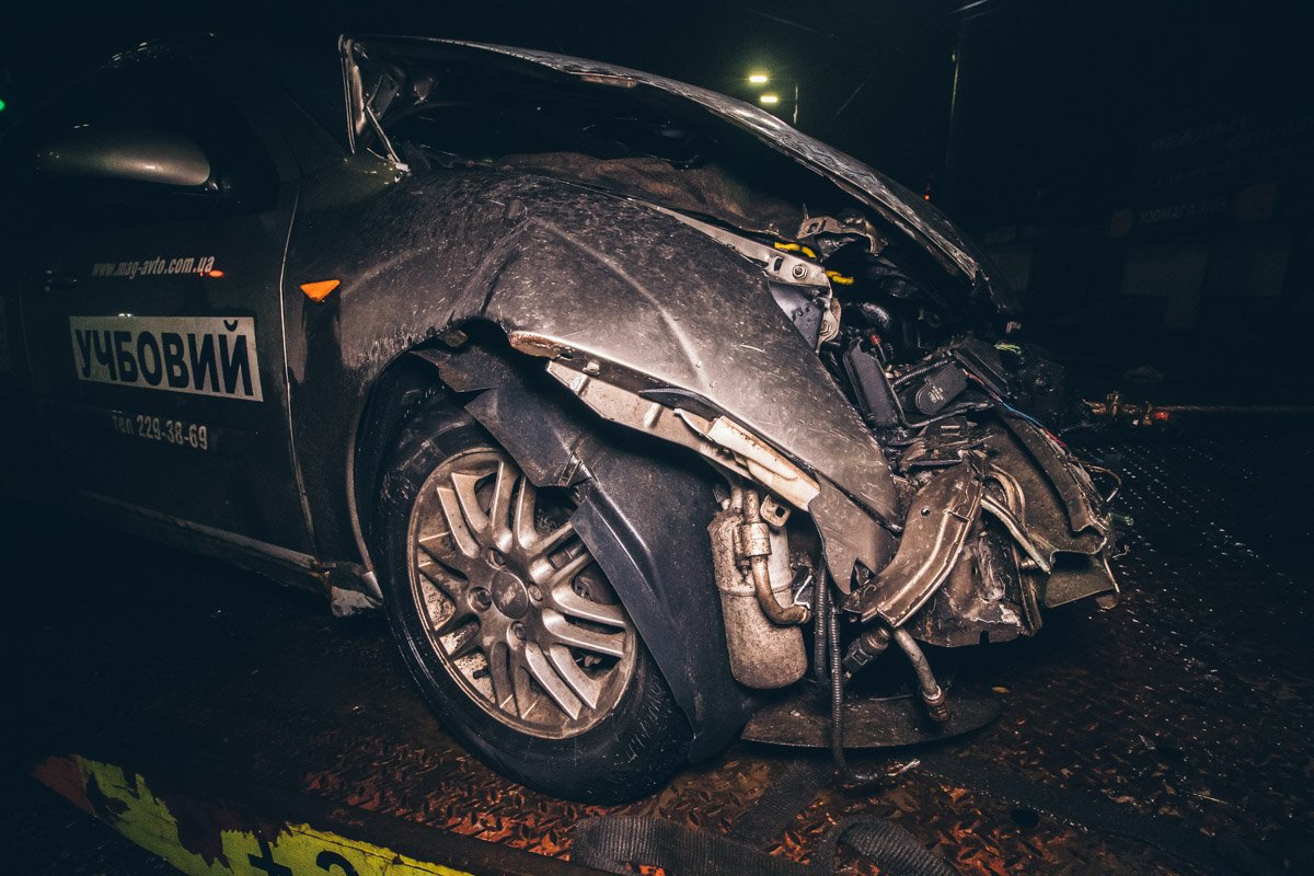 В результате аварии Ford получил сильные повреждения в передней части В результате аварии Ford получил сильные повреждения в передней части