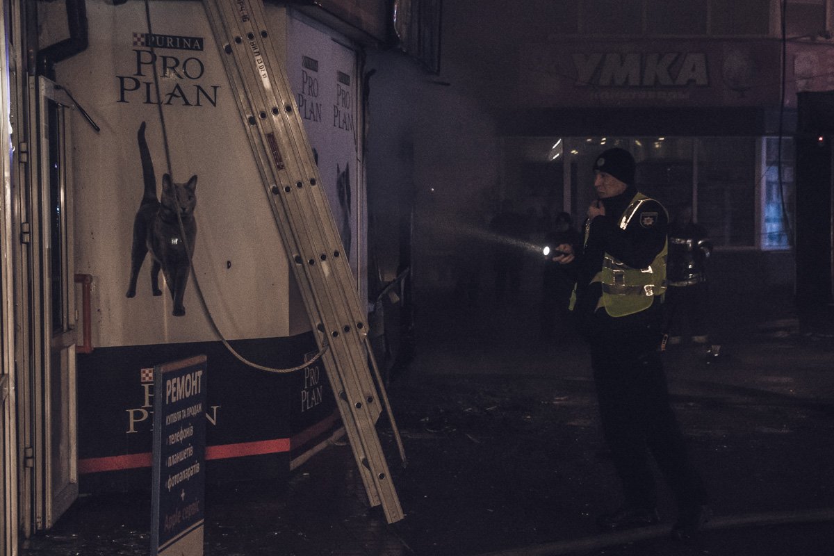 Огонь начал распространяться на соседний магазин с техникой Огонь начал распространяться на соседний магазин с техникой