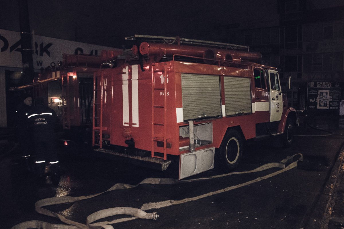 На месте происшествия работали 2 наряда пожарных, 2 единицы техники спасательной службы и 3 наряда полиции На месте происшествия работали 2 наряда пожарных, 2 единицы техники спасательной службы и 3 наряда полиции